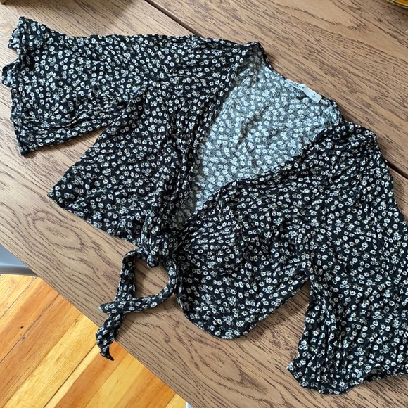 Hollister wide sleeve tie-front crop top - Picture 2 of 4